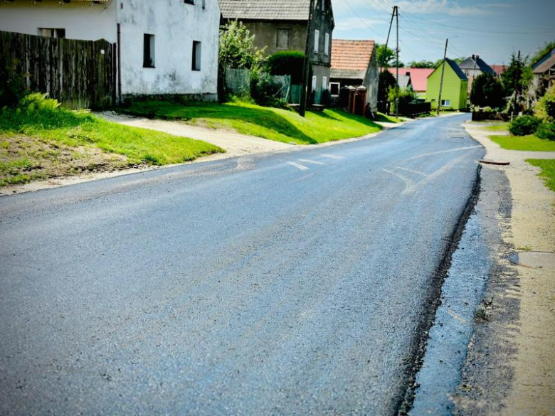 Kilometrowy odcinek nowej drogi gminnej powstaje w Raczycach