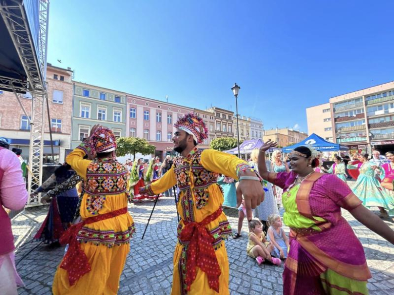 Indyjskie tańce i muzyka na ząbkowickim rynku