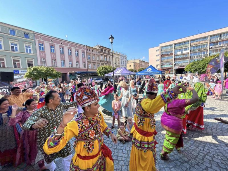 Indyjskie tańce i muzyka na ząbkowickim rynku