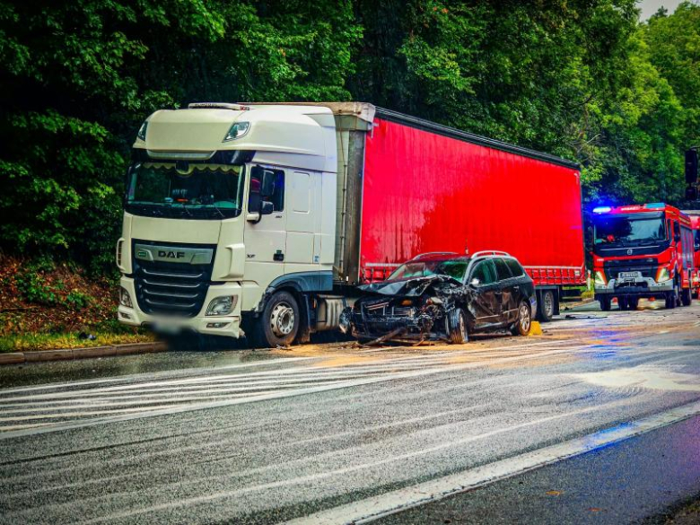 Zderzenie dwóch osobówek i samochodu ciężarowego na krajowej ósemce w Dębowinie