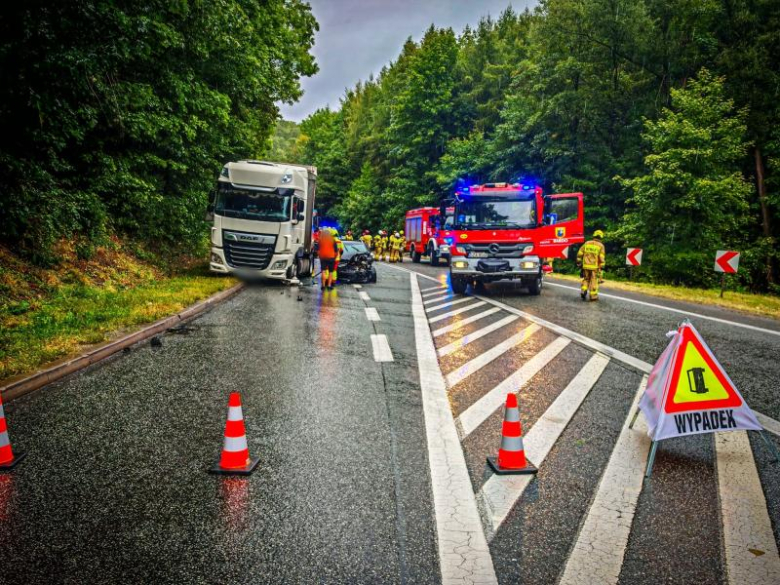 Zderzenie dwóch osobówek i samochodu ciężarowego na krajowej ósemce w Dębowinie