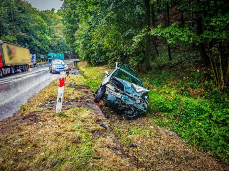 Zderzenie dwóch osobówek i samochodu ciężarowego na krajowej ósemce w Dębowinie