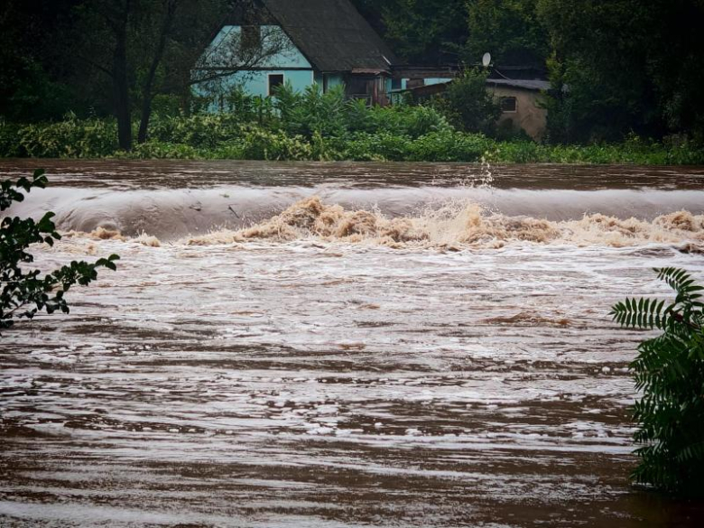 Tama na Nysie Kłodzkiej w Opolnicy - 14 września, godz. 7.20 - poziom wody w rzece - 293 cm