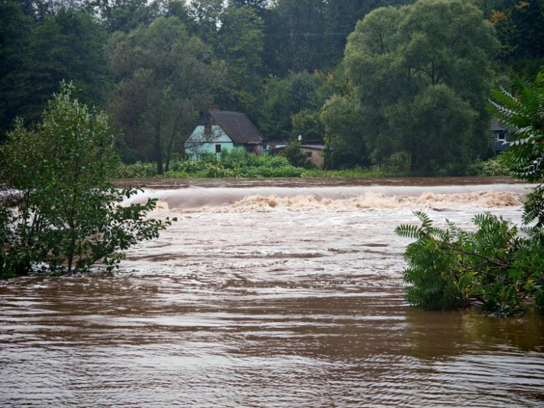 Tama na Nysie Kłodzkiej w Opolnicy - 14 września, godz. 7.20 - poziom wody w rzece - 293 cm