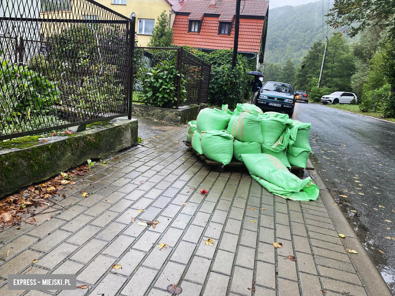 Stan alarmowy na Nysie Kłodzkiej w Bardzie przekroczony o ponad pół metra [foto] [aktualizacja]