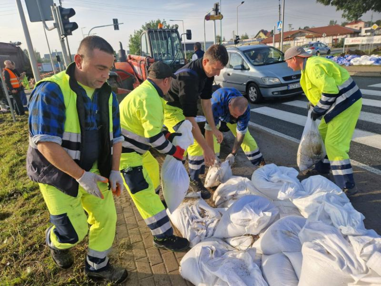 Worki z piaskiem jadą z Ząbkowic Śląskich do Wrocławia