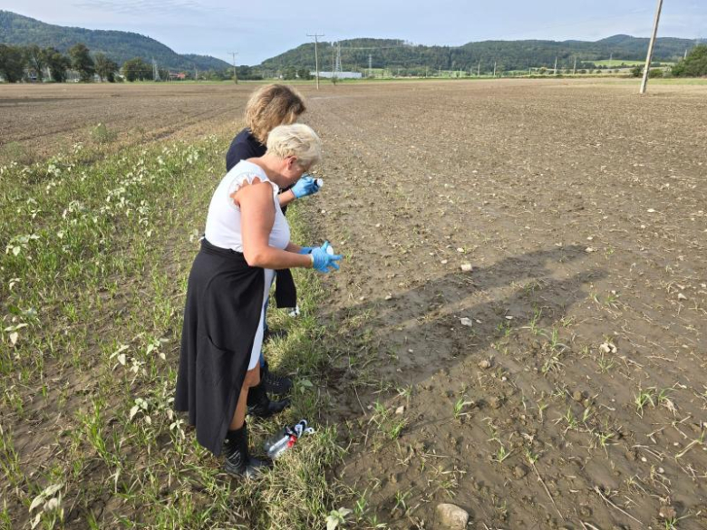 Naukowcy pobrali materiał w postaci wody i osadów znajdujących się w rzekach oraz na terenach przez nie zalanych