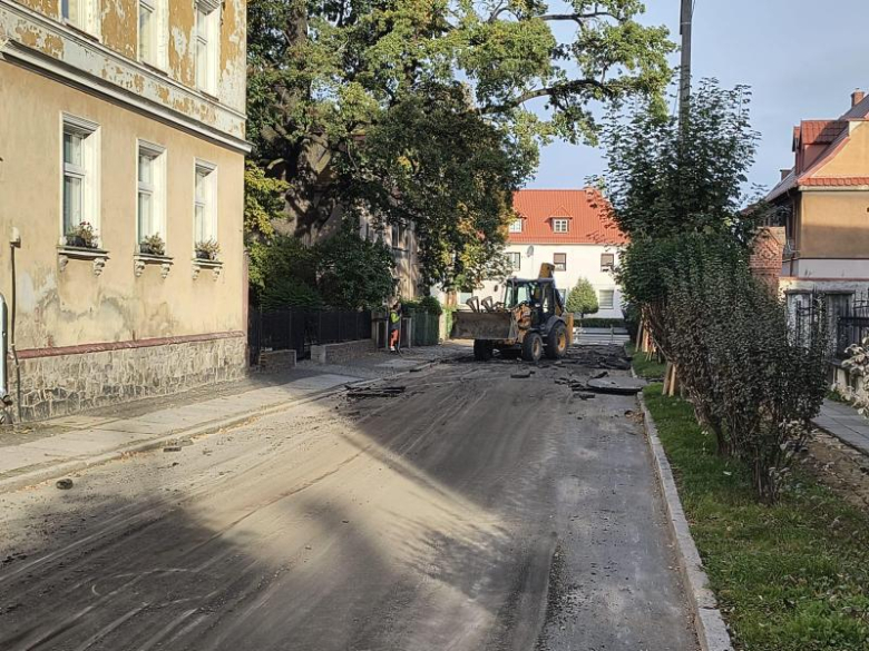 Rozpoczęły się prace przy przebudowie ulic Klasztornej, Rynek i Kościuszki w Ziębicach 