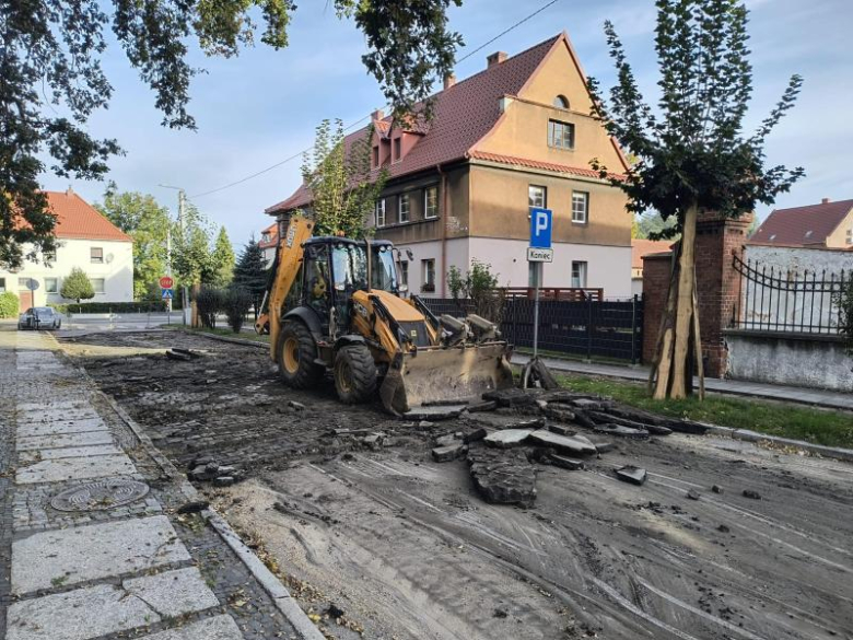 Rozpoczęły się prace przy przebudowie ulic Klasztornej, Rynek i Kościuszki w Ziębicach 