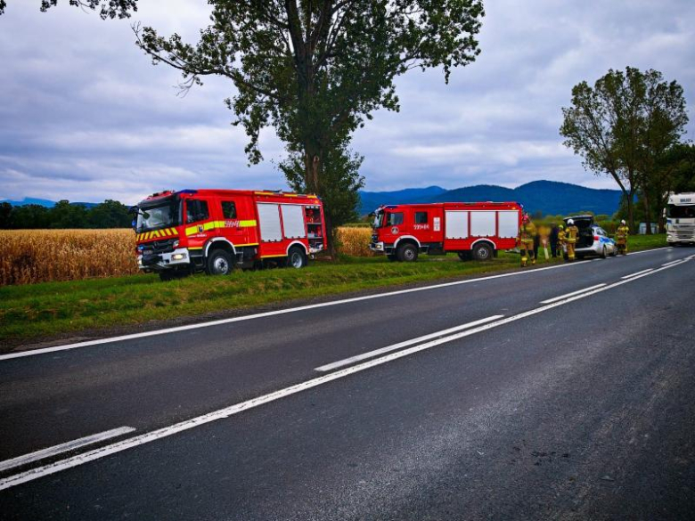 Kolizja samochodu osobowego z autobusem na krajowej ósemce