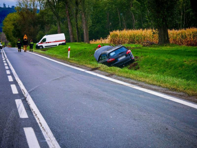 Kolizja samochodu osobowego z autobusem na krajowej ósemce