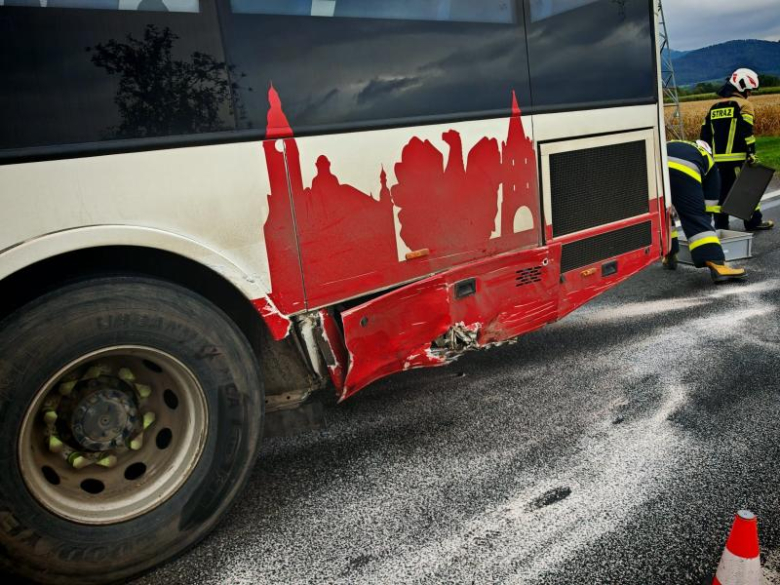 Kolizja samochodu osobowego z autobusem na krajowej ósemce