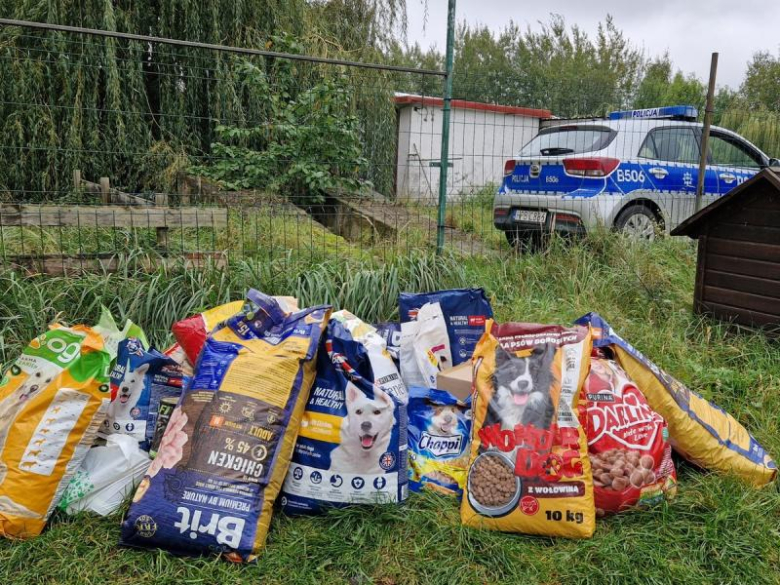 Policjanci pomogli potrzebującym. Tym razem podopiecznym schroniska dla zwierząt