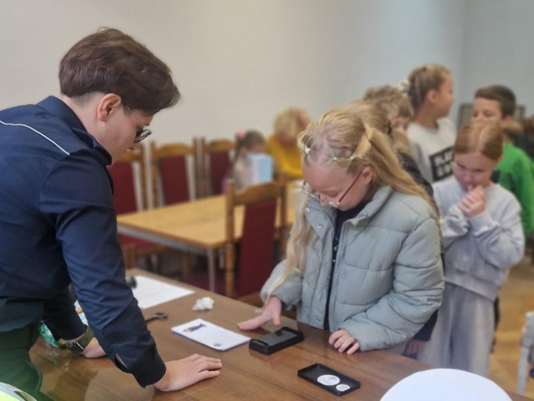 Uczniowie ząbkowickiej trójki odwiedzili komendę policji