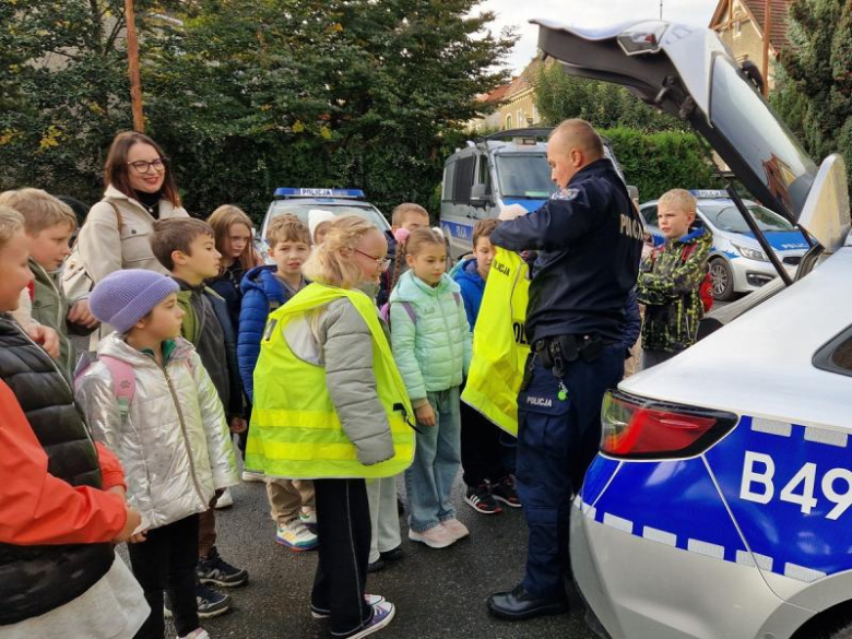 Uczniowie ząbkowickiej trójki odwiedzili komendę policji