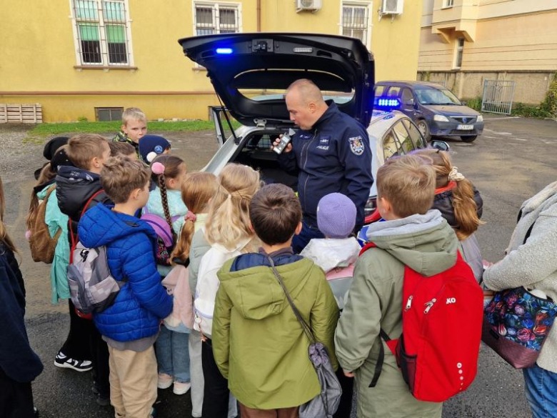 Uczniowie ząbkowickiej trójki odwiedzili komendę policji