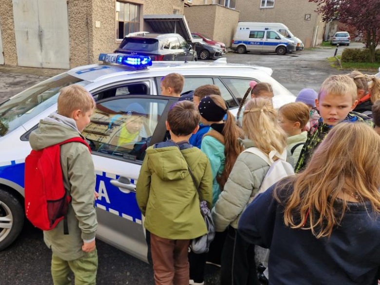 Uczniowie ząbkowickiej trójki odwiedzili komendę policji