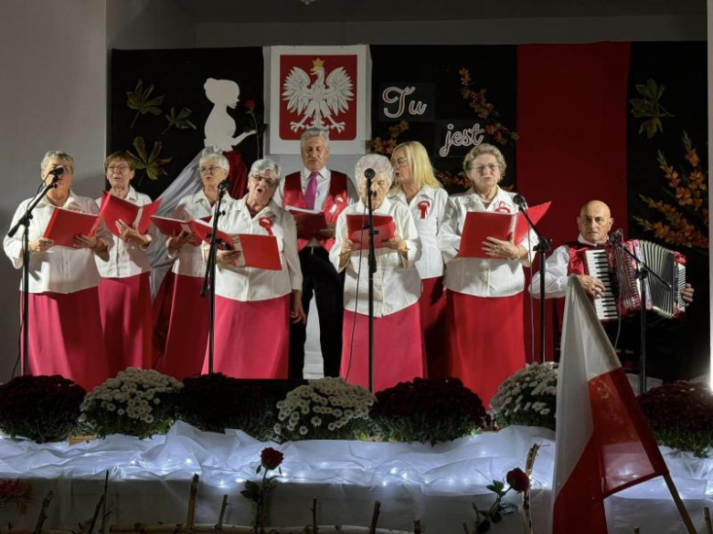 Obchody 106. rocznicy odzyskania Niepodległości przez Polskę w gminie Stoszowice. VIII Powiatowy Przegląd Pieśni Patriotycznych