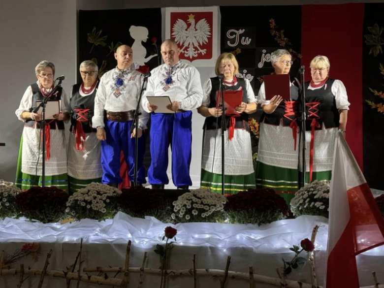 Obchody 106. rocznicy odzyskania Niepodległości przez Polskę w gminie Stoszowice. VIII Powiatowy Przegląd Pieśni Patriotycznych