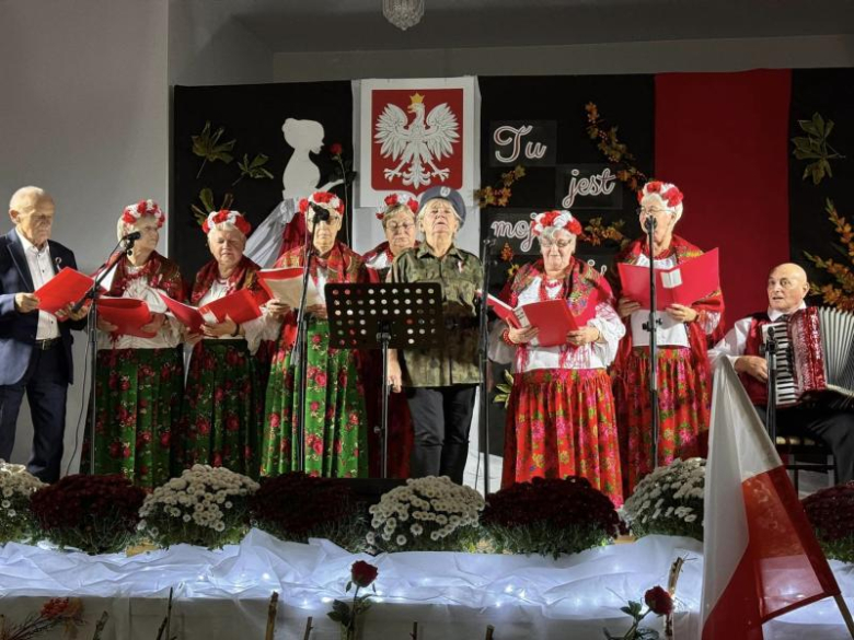 Obchody 106. rocznicy odzyskania Niepodległości przez Polskę w gminie Stoszowice. VIII Powiatowy Przegląd Pieśni Patriotycznych