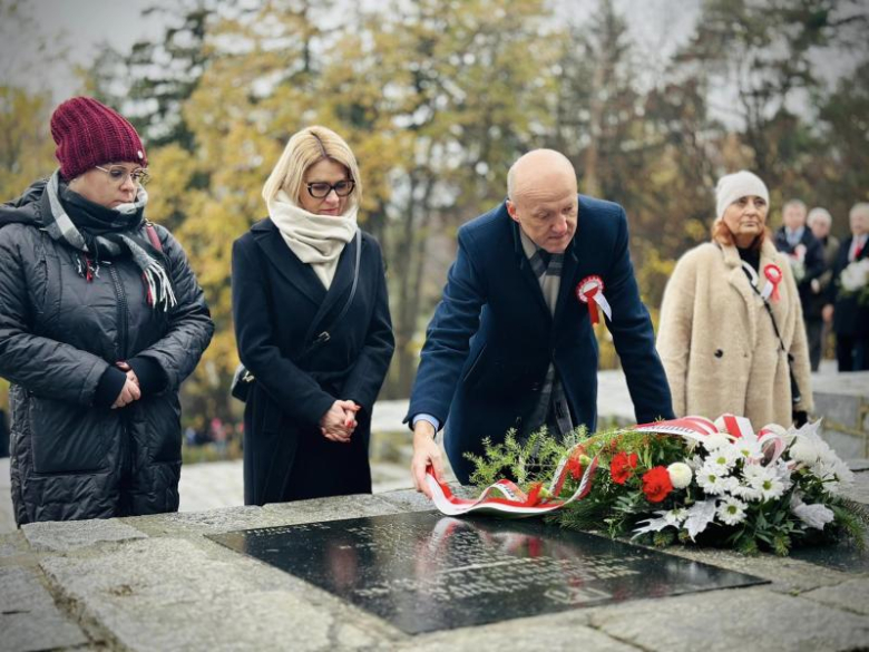 Apel niepodległościowy pod Pomnikiem Orła Piastowskiego w Ziębicach