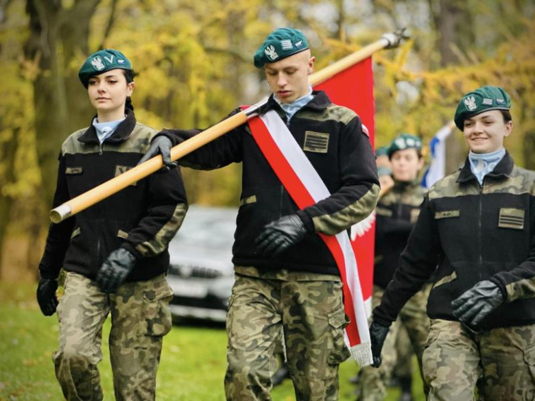 Apel niepodległościowy pod Pomnikiem Orła Piastowskiego w Ziębicach