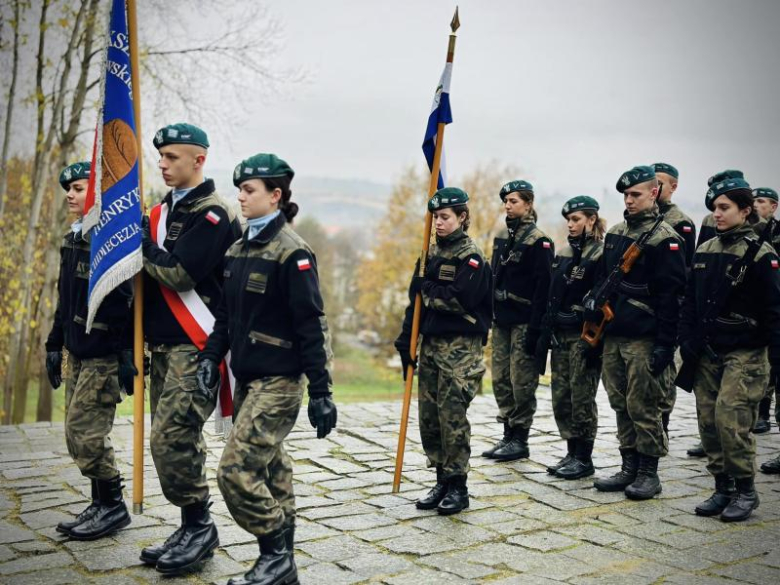 Apel niepodległościowy pod Pomnikiem Orła Piastowskiego w Ziębicach