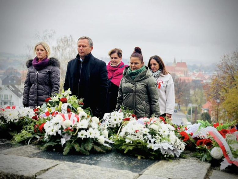 Apel niepodległościowy pod Pomnikiem Orła Piastowskiego w Ziębicach