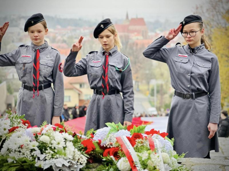 Apel niepodległościowy pod Pomnikiem Orła Piastowskiego w Ziębicach