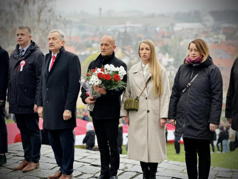 Apel niepodległościowy pod Pomnikiem Orła Piastowskiego w Ziębicach