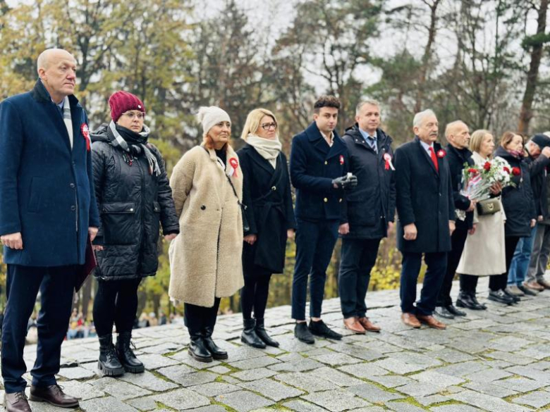 Apel niepodległościowy pod Pomnikiem Orła Piastowskiego w Ziębicach