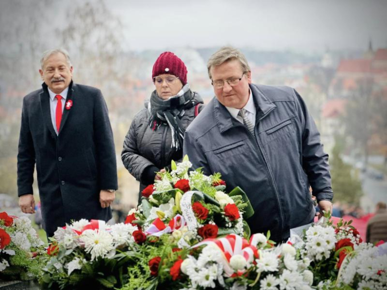 Apel niepodległościowy pod Pomnikiem Orła Piastowskiego w Ziębicach