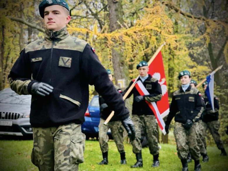 Apel niepodległościowy pod Pomnikiem Orła Piastowskiego w Ziębicach