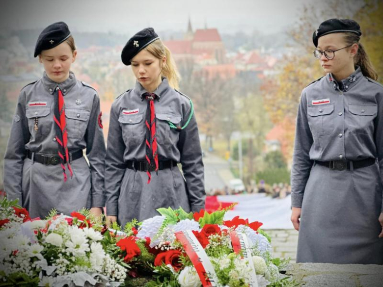 Apel niepodległościowy pod Pomnikiem Orła Piastowskiego w Ziębicach