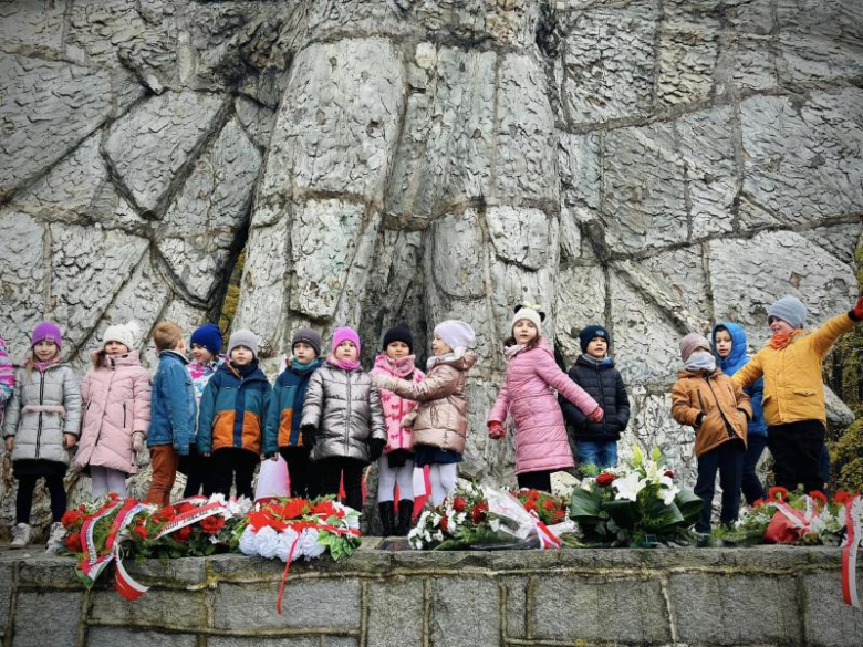 Apel niepodległościowy pod Pomnikiem Orła Piastowskiego w Ziębicach