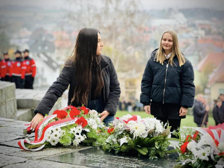 Apel niepodległościowy pod Pomnikiem Orła Piastowskiego w Ziębicach