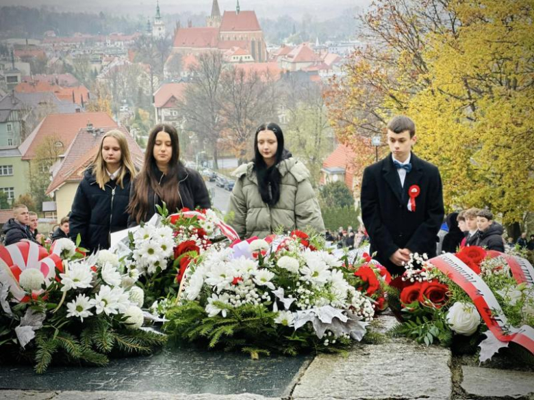 Apel niepodległościowy pod Pomnikiem Orła Piastowskiego w Ziębicach