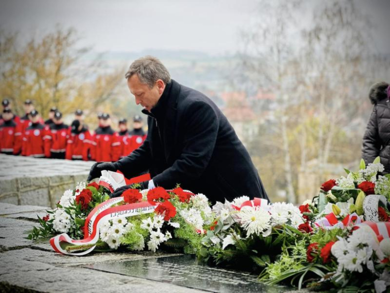 Apel niepodległościowy pod Pomnikiem Orła Piastowskiego w Ziębicach