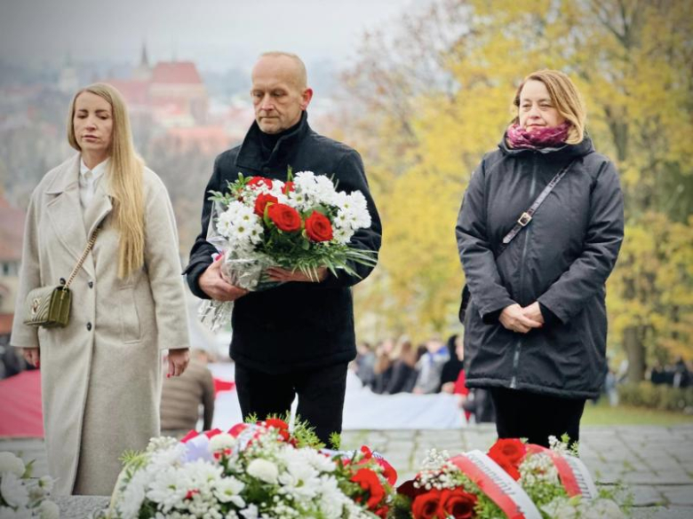 Apel niepodległościowy pod Pomnikiem Orła Piastowskiego w Ziębicach