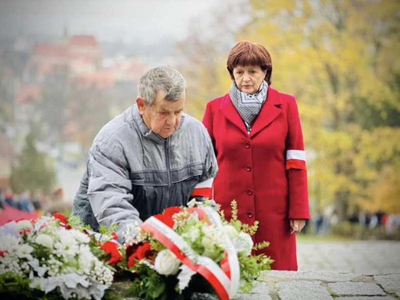 Apel niepodległościowy pod Pomnikiem Orła Piastowskiego w Ziębicach