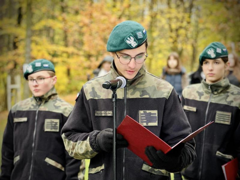 Apel niepodległościowy pod Pomnikiem Orła Piastowskiego w Ziębicach