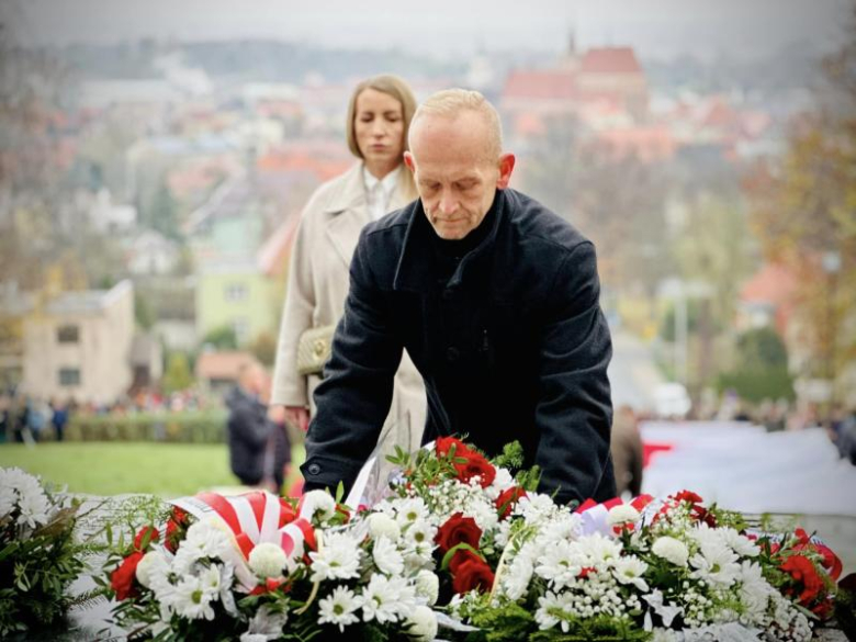 Apel niepodległościowy pod Pomnikiem Orła Piastowskiego w Ziębicach