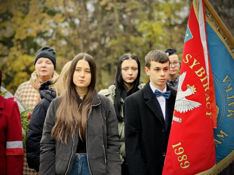 Apel niepodległościowy pod Pomnikiem Orła Piastowskiego w Ziębicach