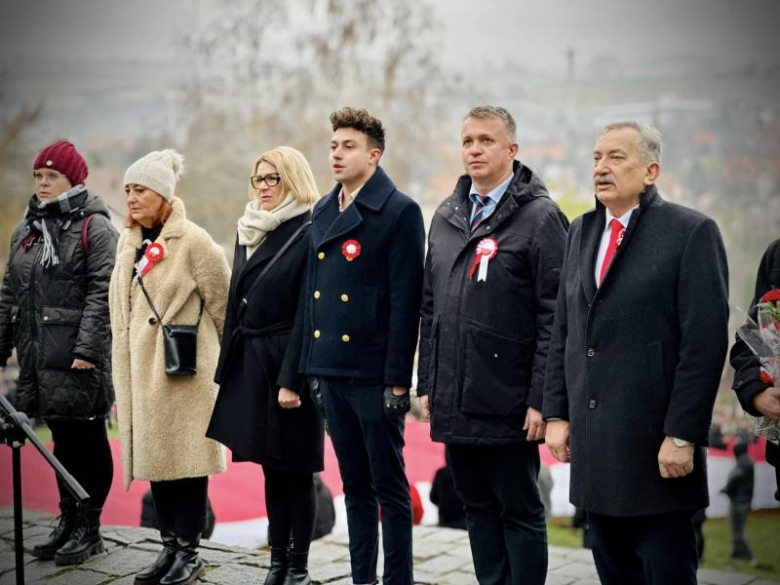 Apel niepodległościowy pod Pomnikiem Orła Piastowskiego w Ziębicach