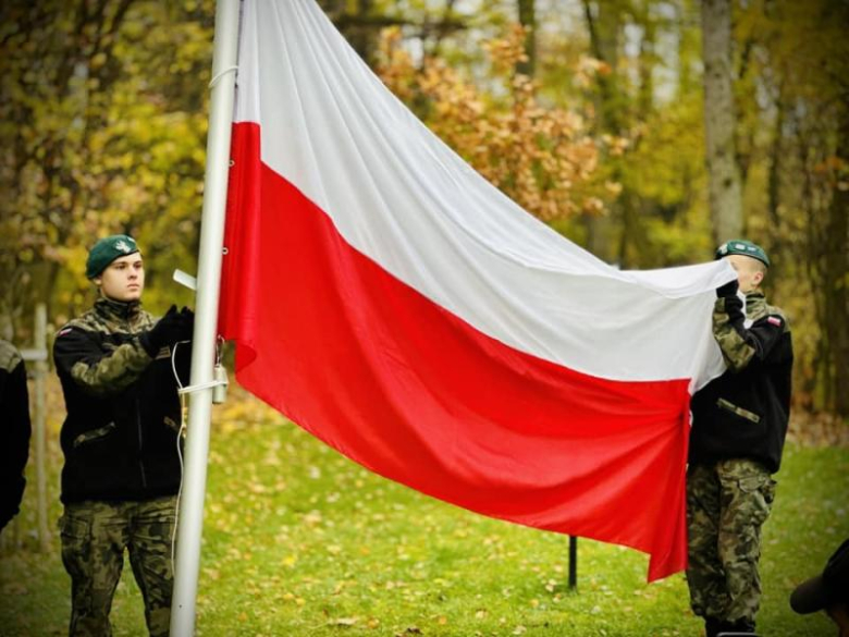 Apel niepodległościowy pod Pomnikiem Orła Piastowskiego w Ziębicach