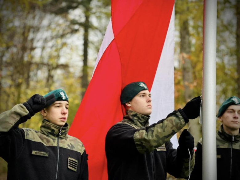 Apel niepodległościowy pod Pomnikiem Orła Piastowskiego w Ziębicach