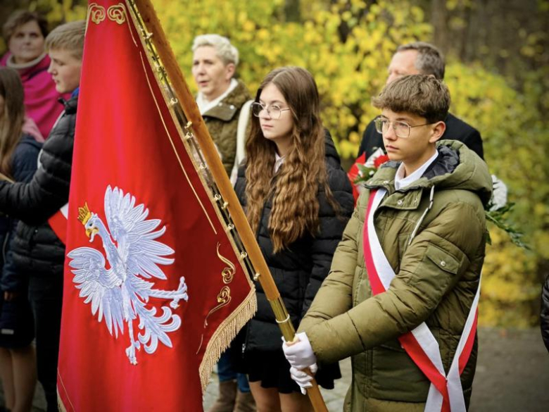 Apel niepodległościowy pod Pomnikiem Orła Piastowskiego w Ziębicach