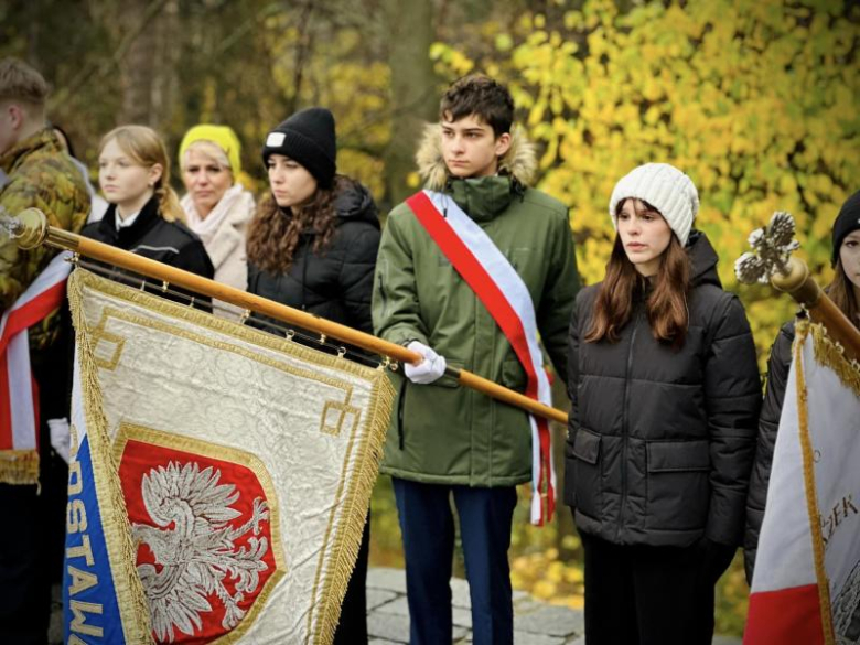 Apel niepodległościowy pod Pomnikiem Orła Piastowskiego w Ziębicach