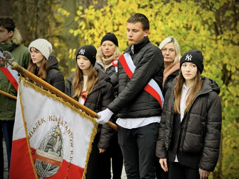 Apel niepodległościowy pod Pomnikiem Orła Piastowskiego w Ziębicach