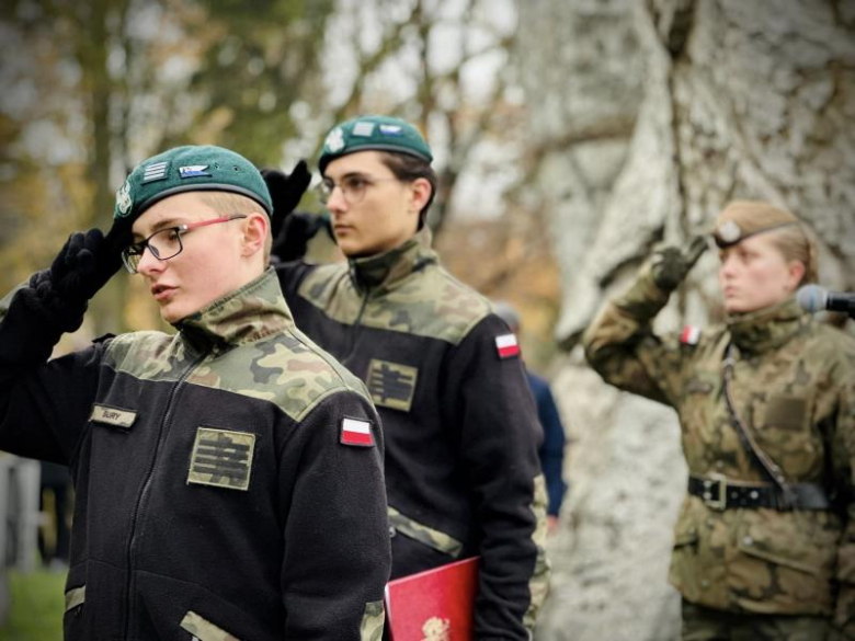 Apel niepodległościowy pod Pomnikiem Orła Piastowskiego w Ziębicach